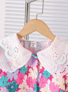 SHEIN Conjunto de 2 piezas para niñas: Camisa de manga corta con cuello de volantes y estampado floral ditsy casual + Vestido peto de mezclilla lavada azul