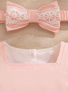SHEIN Mono de princesa de ajuste ceñido con cuello redondo, decoración de lazo de encaje y color rosa claro, para bebé niña en verano - Rosa - Ver 4