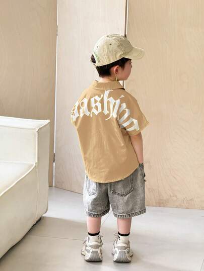 SHEIN Little Byeori Áo sơ mi nam trẻ em kiểu dáng Nhật Bản và Hàn Quốc đơn giản, thoải mái, dễ mặc hàng ngày, đa năng, tay ngắn, cổ bẻ, in chữ phóng đại, phù hợp cho mùa xuân và mùa hè, sinh hoạt hàng ngày, thể thao, trường học, tụ họp, lễ hội, biểu diễn, chụp ảnh, mùa tựu trường.