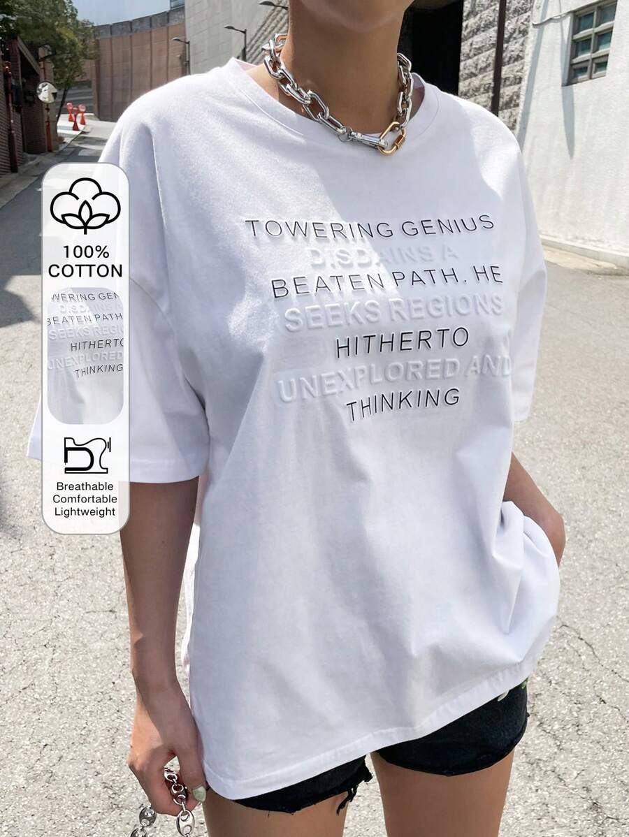 DAZY 字母浮雕落肩 T 恤 杰出的天才不屑于走人迹罕至的道路，他寻求迄今为止尚未探索的领域并思考 - 白色 - 查看 1