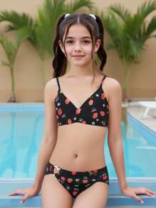 少女时尚三件套泳衣：吊带比基尼上衣，纯黑色罩裙，Y2K风格可爱蝴蝶结，草莓和花卉印花。黑色泳裤饰有心形装饰，适合海滩、游泳、水上乐园等场合。 - 黑色 - 查看 1