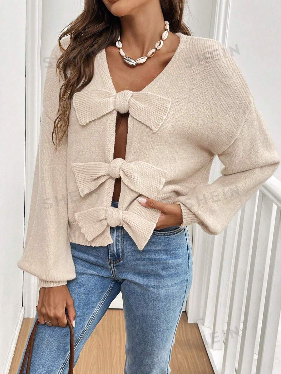 SHEIN Frenchy Suéter de mujer con cuello en V de unicolor, decoración de lazo, hombro caído, manga larga, cálido y cepillado, para uso casual, de oficina, minimalista, "old money", sencillo. Puede usarse sobre una camiseta. Cárdigan lindo, muy cálido y suave, ropa de invierno, parte superior de suéter de mujer, atuendos de otoño para mujer, suéteres de mujer - Albaricoque - Ver 1