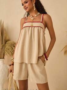 Bóhologie Ensemble coordonné Top babydoll en mélange de lin beige et shorts taille haute avec bordure contrastante en point de zigzag rouge - tenue d'été bohème chic pour la plage, les vacances et l'élégance décontractée