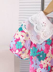 SHEIN Conjunto de 2 piezas para niñas: Camisa de manga corta con cuello de volantes y estampado floral ditsy casual + Vestido peto de mezclilla lavada azul