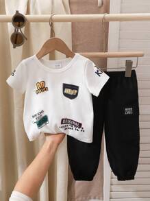 SHEIN Playful Pals 2件組 幼童男童口號圖案印花白色針織短袖T恤與黑色工裝長褲套裝 夏季休閒海灘時尚度假套裝 - 彩色 - 查看 1