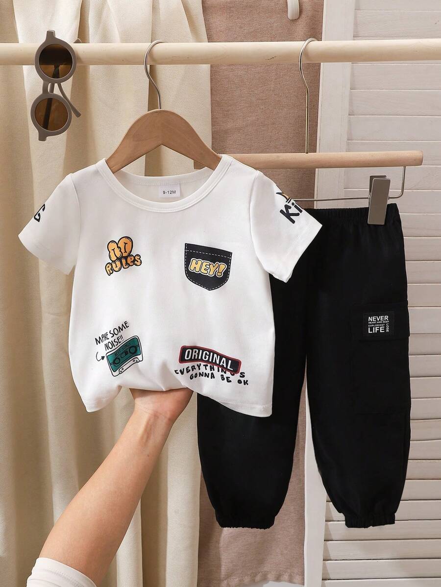 SHEIN Playful Pals 2件組 幼童男童口號圖案印花白色針織短袖T恤與黑色工裝長褲套裝 夏季休閒海灘時尚度假套裝 - 彩色 - 查看 1