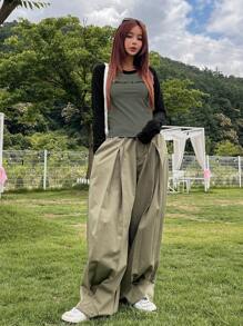 DAZY Blusa corta de manga raglán con gráfico de letra para mujer - Verde - Ver 3