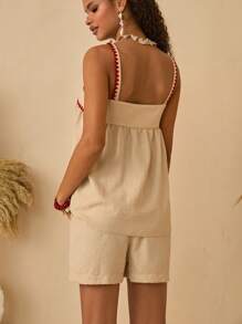 Bóhologie Ensemble coordonné Top babydoll en mélange de lin beige et shorts taille haute avec bordure contrastante en point de zigzag rouge - tenue d'été bohème chic pour la plage, les vacances et l'élégance décontractée
