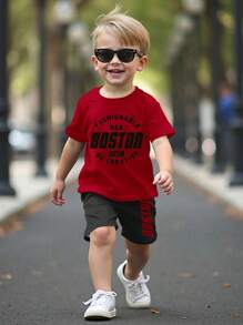 SHEIN Leap Crew 2 Stücke lässiger Jungenoutfit mit coolen Boston, USA Stadt Text Grafik T-Shirt und Shorts Set, geeignet für den Sommer - Bordeaux - Übersicht 1