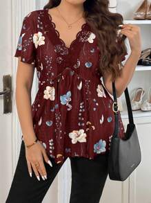 SHEIN Frenchy 大码扎染花卉 V 领蕾丝拼布纹理女式 T 恤 - 酒紅色 - 查看 3
