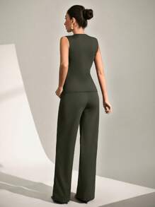 Costume décontracté femme composé d'un gilet unicolore boutonnage simple et d'un pantalon
