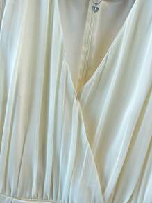 GlowEve 女士春夏时尚优雅无袖 V 领褶皱腰饰金属纽扣口袋 A 字迷你连衣裙 - 杏色 - 查看 3