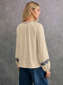 Poéselle 女士花卉刺绣 V 领灯笼袖衬衫 - 杏色 - 查看 3