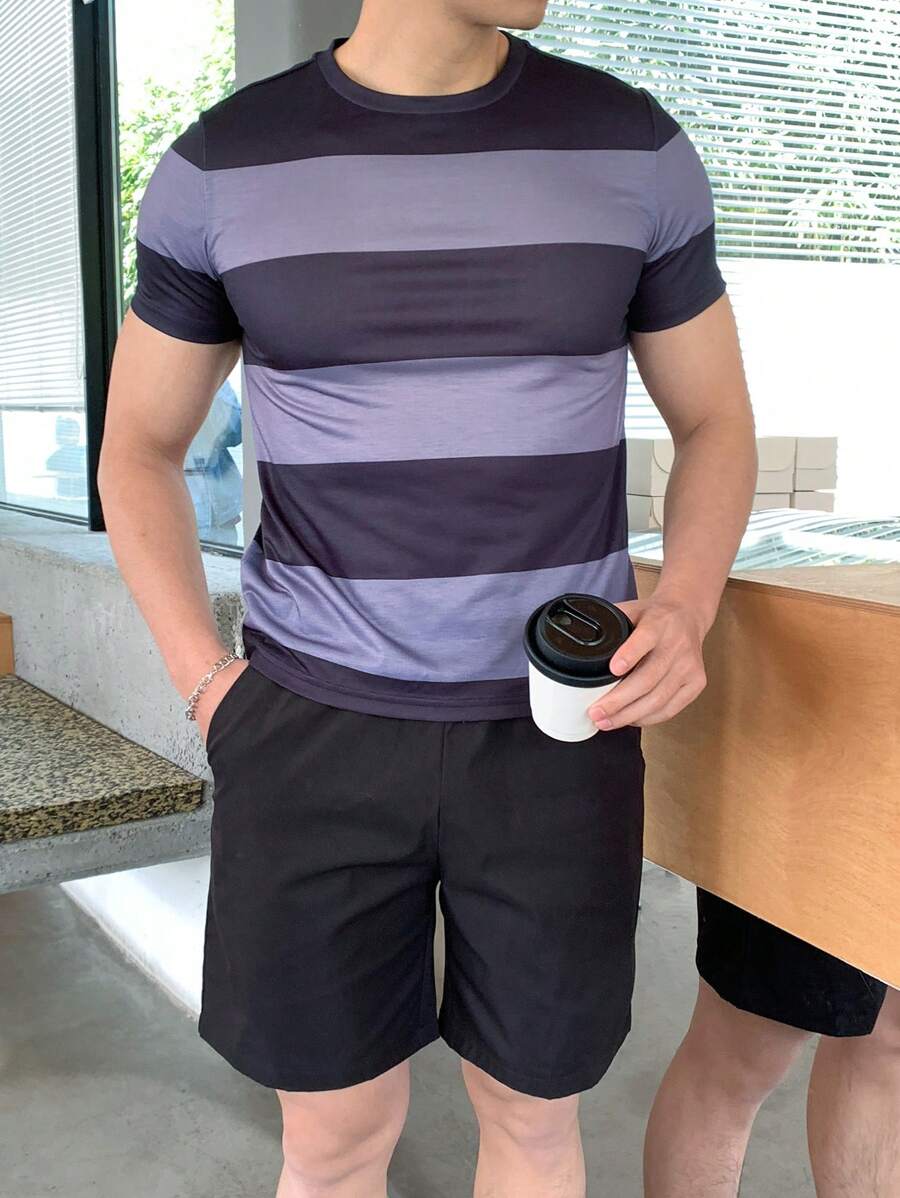 SHEIN 青少年男孩黑灰条纹宽松T恤和黑色短裤套装,休闲学院风,舒适百搭,适合日常穿着、上学、郊游、运动、海滩度假 - 彩色 - 查看 1