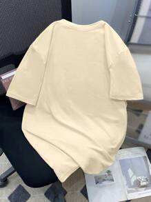 Manfinity LEGND Camiseta de cuello redondo casual de talla grande para hombres en color caqui, con un diseño minimalista de elegantes fuentes manuscritas en tinta negra en la camisa. La tela se ve suave, dando una sensación de uso casual y de moda. El aspecto general es sencillo y moderno, centrado en el minimalismo y la funcionalidad. Convirtiéndolo en una prenda casual y con estilo, también un excelente regalo para novios o esposos. Una camiseta de cuello redondo de moda adecuada para amigos casuales jóvenes y maduros, y parejas.