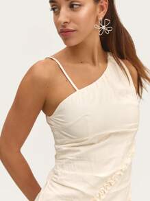 Nöista White Draped One-Shoulder Ruched Mini Dress
Sophisticated White Mini Dress With One-Shoulder Draped Design And Ruched Detailing, Perfect For Wedding Guest Attire, Graduation Events, Or Formal Parties.