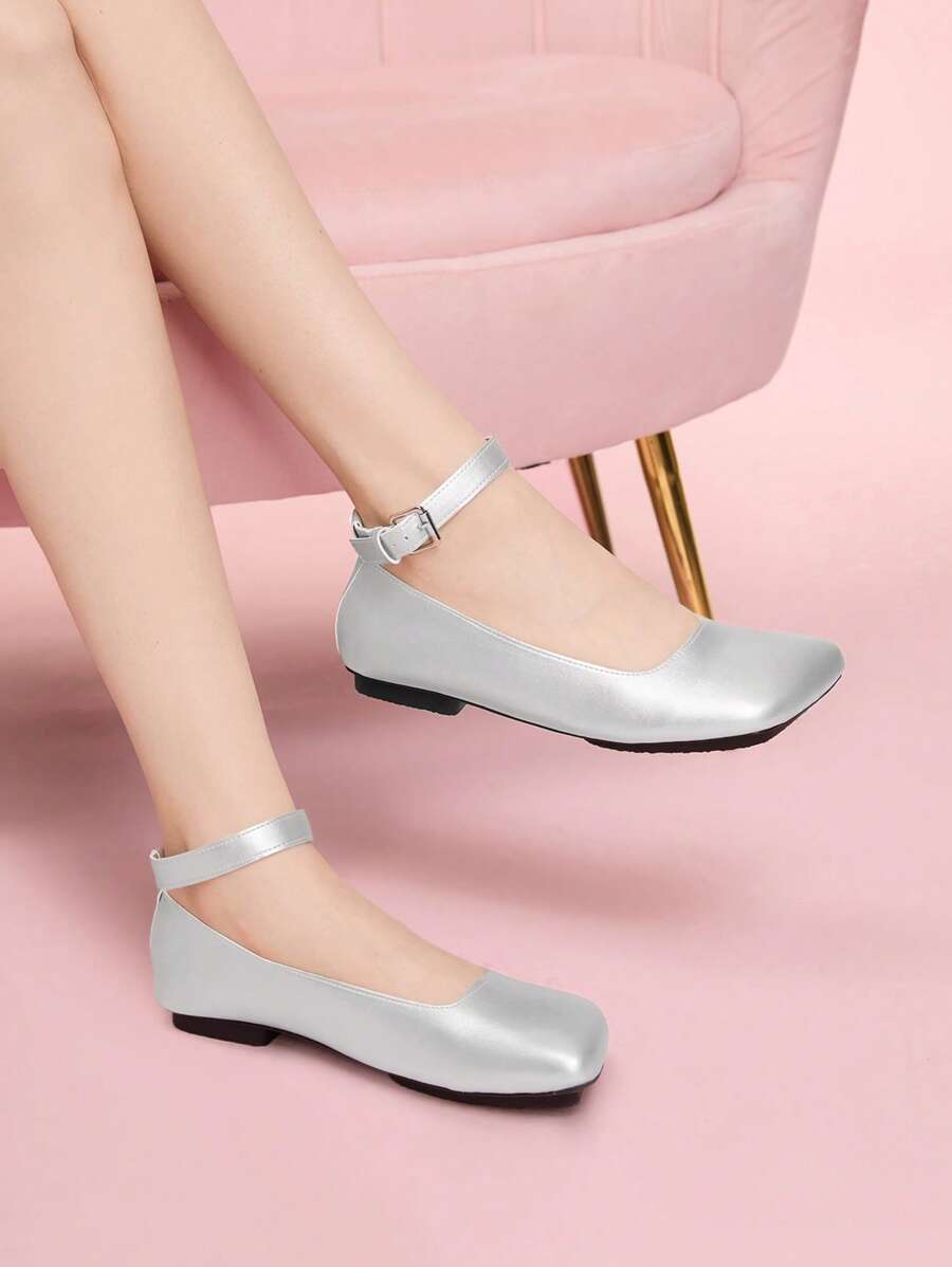 CUCCOO DOLLMOD Damen Mode Silberne Flache Schuhe mit schräger Zehenkappe - Silber - Übersicht 1