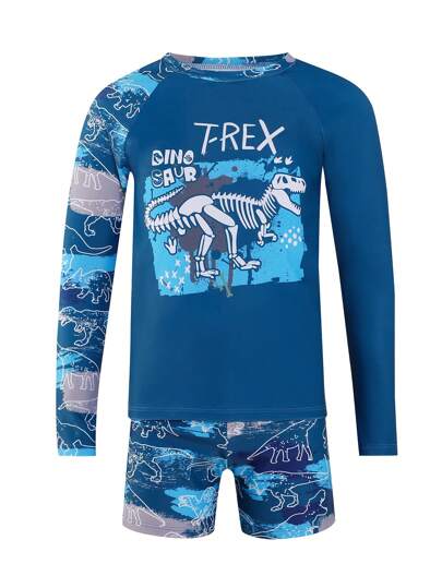 SHEIN Traje de baño estampado para niño preadolescente - Este traje de baño para niño preadolescente presenta un diseño de estampado de dinosaurio único y llamativo sobre un fondo azul, que encarna un espíritu de aventura intrépida. Material suave y cómodo adecuado para diversas actividades acuáticas. El diseño de manga larga protege eficazmente contra la luz solar, protegiendo la delicada piel de los jóvenes. Colección de trajes de baño 2025 nueva, perfecta para niños que aman nadar, potenciando su confianza en el agua.