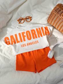 SHEIN Set de 2 piezas de ropa informal deportiva para niño/niña, estilo urbano con estampado de letras, que incluye una camiseta holgada de punto de cuello redondo y unos pantalones cortos de cintura elástica, apta para usar en primavera/verano tanto en casa como al aire libre