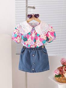 SHEIN Conjunto de 2 piezas para niñas: Camisa de manga corta con cuello de volantes y estampado floral ditsy casual + Vestido peto de mezclilla lavada azul