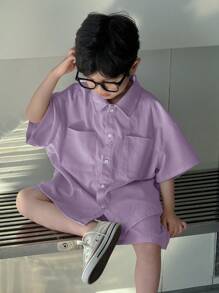 SHEIN 2 件套男童休闲韩版宽松 Polo 领短袖衬衫，带口袋和纯色松紧腰短裤，舒适休闲套装，适合学校、生日派对、聚会、表演、婚礼、洗礼、学校开幕、春夏季 - 紫色 - 查看 3