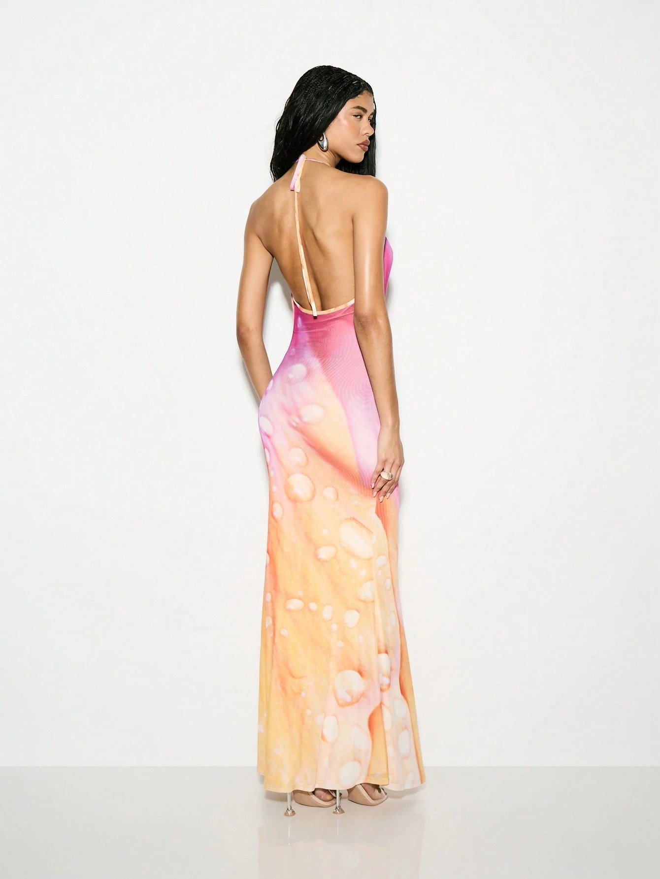 KIZN Vestido largo halter con cuello vuelto, espalda descubierta y estampado de acuarela