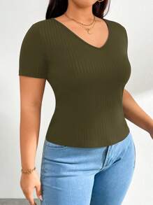 SHEIN Essnce Blusa negra de manga corta con cuello en V y tejido de punto acanalado, diseño básico y entallado, para mujer de talla grande, adecuado para el trabajo y la oficina. - Verde militar - Ver 6
