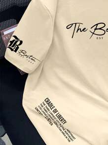 Manfinity LEGND Camiseta de cuello redondo casual de talla grande para hombres en color caqui, con un diseño minimalista de elegantes fuentes manuscritas en tinta negra en la camisa. La tela se ve suave, dando una sensación de uso casual y de moda. El aspecto general es sencillo y moderno, centrado en el minimalismo y la funcionalidad. Convirtiéndolo en una prenda casual y con estilo, también un excelente regalo para novios o esposos. Una camiseta de cuello redondo de moda adecuada para amigos casuales jóvenes y maduros, y parejas.