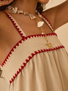 Bóhologie Ensemble coordonné Top babydoll en mélange de lin beige et shorts taille haute avec bordure contrastante en point de zigzag rouge - tenue d'été bohème chic pour la plage, les vacances et l'élégance décontractée