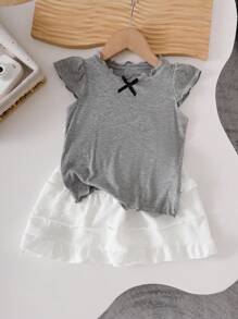 مجموعة تي شيرت وتنورة بيضاء للبنات الصغيرات في الصيف ، مناسب للاستخدام اليومي، تي شيرت رمادي مع فيونكة والتنورة البيضاء قطعتان