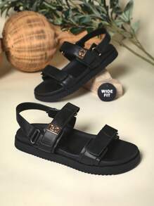 SHUZIA Sandalias plataforma negras de ajuste ancho para mujer | Sandalias esenciales de 3 tiras con herrajes de tono dorado | Plantilla moldeada relajada para verano, playa, uso diario | Zapatos de plataforma negra elevada - Negro - Ver 1