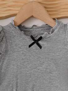 مجموعة تي شيرت وتنورة بيضاء للبنات الصغيرات في الصيف ، مناسب للاستخدام اليومي، تي شيرت رمادي مع فيونكة والتنورة البيضاء قطعتان