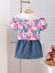 SHEIN Conjunto de 2 piezas para niñas: Camisa de manga corta con cuello de volantes y estampado floral ditsy casual + Vestido peto de mezclilla lavada azul