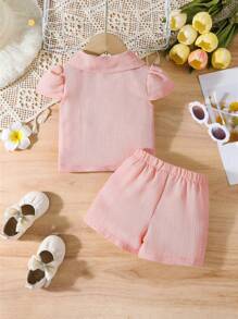SHEIN Bộ áo blazer và quần short tay lửng màu be nhạt, kiểu dáng thời trang và thanh lịch cho bé gái mùa hè. Chất liệu vải nhẹ, mềm mại, thoải mái khi mặc, lý tưởng cho những ngày hè nóng bức. Tay áo lửng kiểu phồng tạo điểm nhấn tinh nghịch, mang đến vẻ ngoài vừa thanh lịch vừa đáng yêu, dù tham dự tiệc hè hay đi mua sắm, chắc chắn đây sẽ là điểm nhấn nổi bật trên đường phố mùa hè này. - Hồng - Xem 2