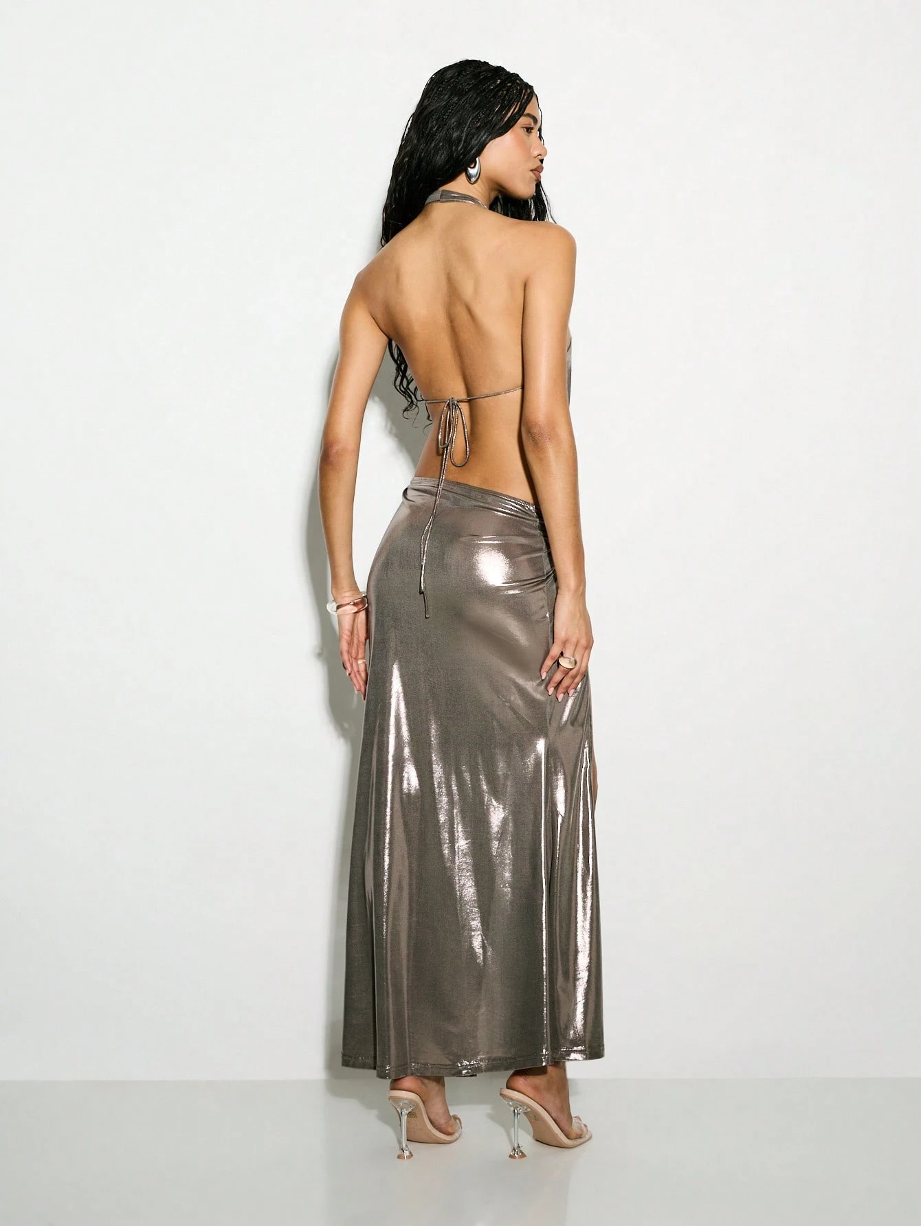 KIZN Vestido largo metalizado con cuello halter, espalda descubierta y nudo lateral