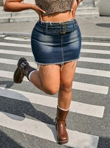 SHEIN ICON Saia Denim Casual de Verão Plus Size com Barra Desfiada e Lavada - Azul - Visão 6