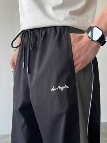 Manfinity EMRG 男士时尚宽松抽绳腰裤，侧边拼色设计。男士阔腿裤，男士直筒裤。适合日常穿着、外出、运动休闲、上学、派对、音乐节、休闲。可作为送给朋友、男朋友、秋季的礼物。