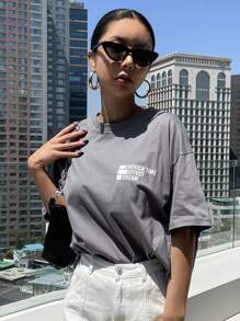 DAZY Áo thun hở vai họa tiết chữ CHERISH TIME EFFECT DREAM cỡ lớn - Màu xám đen - Xem 5