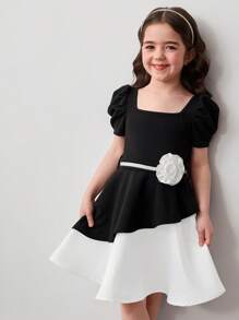 Vestido midi de niña con mangas abullonadas, bloque de color blanco y negro, bajo asimétrico y decoración de flores 3D. Adecuado para uso diario, reuniones familiares y ocasiones especiales