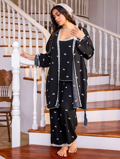 CottageSlumber 加大码 3 件套女式樱桃印花蕾丝边撞色吊带背心、长裤和睡袍睡衣套装，舒适优雅细节，秋季服装