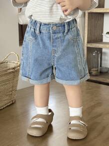 SHEIN Pantalones cortos vaqueros azules holgados con dobladillo enrollado, suaves y básicos, para niño pequeño en verano, para uso diario - Azul lavado medio - Ver 4