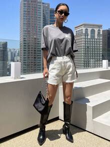 DAZY Áo thun hở vai họa tiết chữ CHERISH TIME EFFECT DREAM cỡ lớn - Màu xám đen - Xem 2