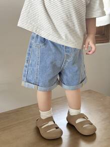 SHEIN Pantalones cortos vaqueros azules holgados con dobladillo enrollado, suaves y básicos, para niño pequeño en verano, para uso diario - Azul lavado medio - Ver 5