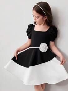 Vestido midi de niña con mangas abullonadas, bloque de color blanco y negro, bajo asimétrico y decoración de flores 3D. Adecuado para uso diario, reuniones familiares y ocasiones especiales