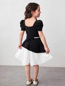 Vestido midi de niña con mangas abullonadas, bloque de color blanco y negro, bajo asimétrico y decoración de flores 3D. Adecuado para uso diario, reuniones familiares y ocasiones especiales