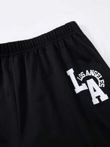 SHEIN Set de 2 piezas de camiseta blanca casual deportiva con estampado en inglés y pantalones cortos negros con estampado en inglés, adecuado para trajes de niño adolescente. Apropiado para fiestas, eventos, actuaciones, bodas, bautizos, ceremonias de apertura, uso diario, escuela, viajes, deportes y adecuado para las temporadas de primavera y verano.