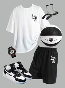 SHEIN Set de 2 piezas de camiseta blanca casual deportiva con estampado en inglés y pantalones cortos negros con estampado en inglés, adecuado para trajes de niño adolescente. Apropiado para fiestas, eventos, actuaciones, bodas, bautizos, ceremonias de apertura, uso diario, escuela, viajes, deportes y adecuado para las temporadas de primavera y verano.