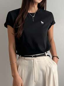 DAZY Camiseta de mujer de manga corta con cuello redondo, simple y bordada, para uso casual diario y de oficina