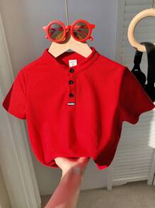 SHEIN Little Byeori 青少年男童休闲百搭舒适立领半拉链宽松套头衫短袖纯色针织 Polo 衫，适合通勤、上学、日常穿着、旅行、运动、春夏季 - 紅色 - 查看 5