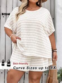 SHEIN CURVE+ 大码女士夏季休闲条纹针织宽松两件套，T 恤和短裤，适合夏季、旅行、度假和休闲穿着，Curve Plus，波西米亚风度假海滩装，女士/海滩/海滩度假装/海滩必需品/毕业典礼/茶会 - 杏色 - 查看 1